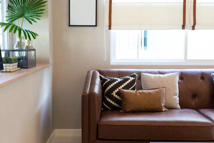 Canapé chocolat avec des coussins aux tons harmonieux