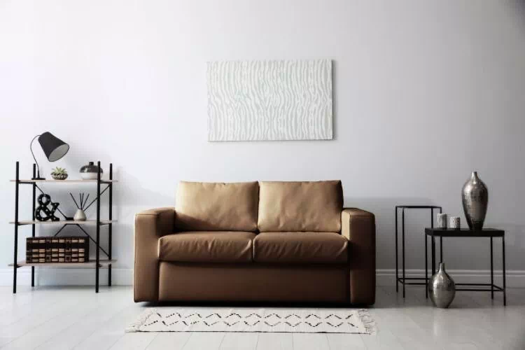 Canapé chocolat dans une pièce blanche : erreur de décoration