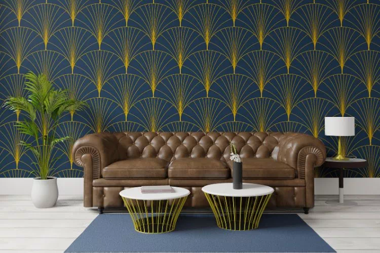 Canapé chocolat dans un salon avec un papier peint bleu et vert