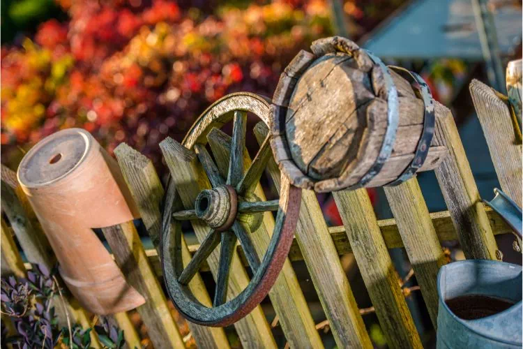 Vieux objets servant de décoration dans un jardin