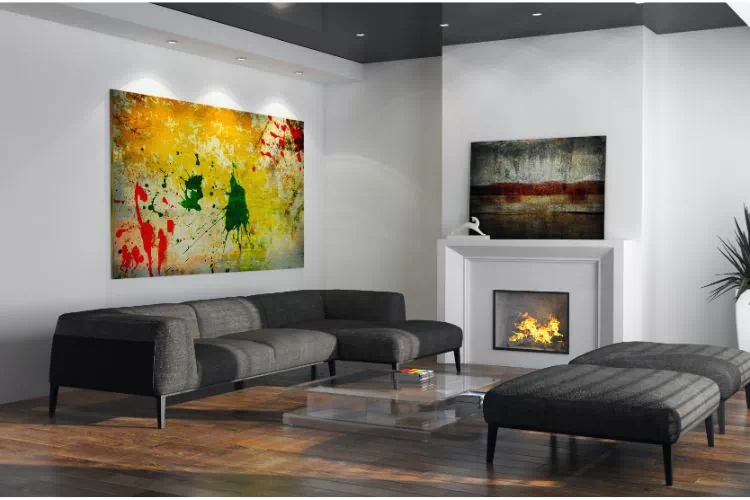 Canapé chocolat dans un salon avec deux grands tableaux