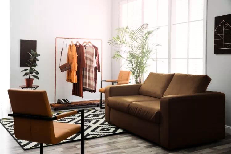 Canapé chocolat dans une pièce blanche : erreur à ne pas faire