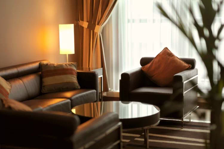 Canapé et fauteuils en cuir chocolat dans un salon