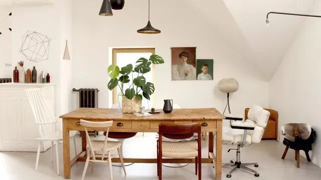 Salle à manger faite d'éléments de seconde main