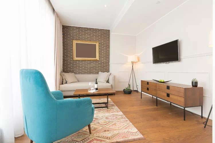 Canapé trois places dans un salon moderne