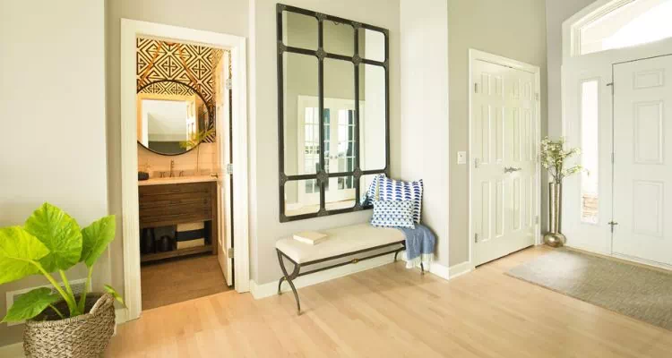 Belle entrée avec une banquette et des plantes