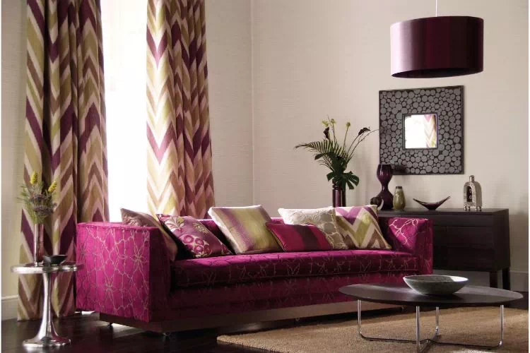 Canapé rose trois places dans un salon moderne