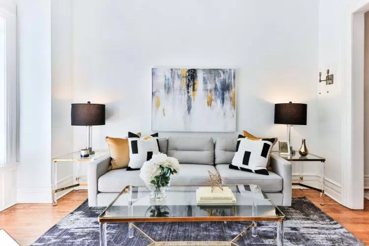 Canapé trois places gris clair dans un grand salon blanc