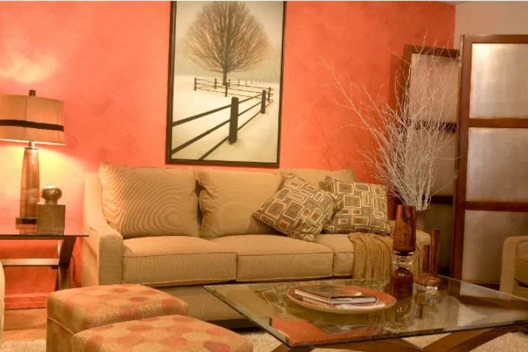 Canapé beige trois places dans un salon saumon