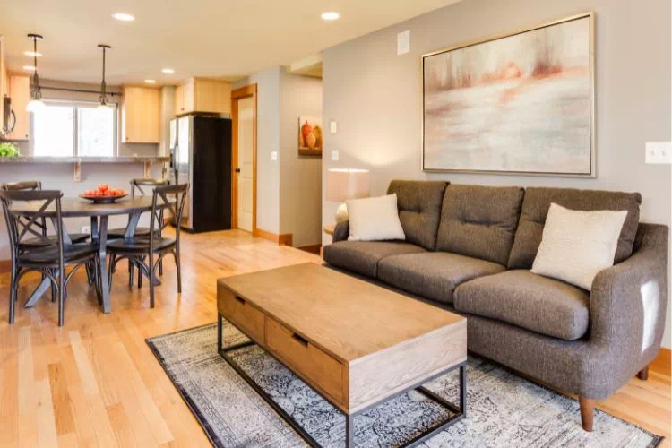 Canapé trois places taupe avec sa table basse