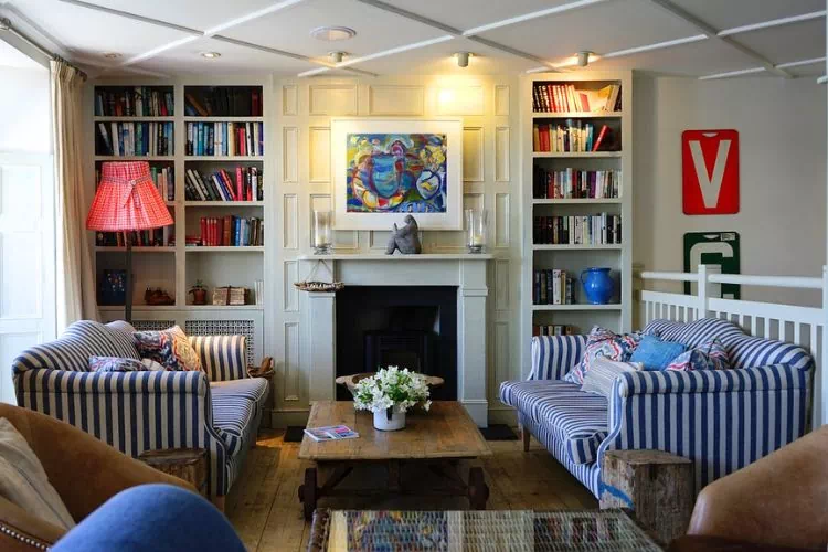 Deux canapés deux places rayés bleu et blanc en vis-à-vis