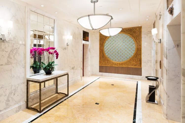 Entrée luxueuse en marbre très lumineuse