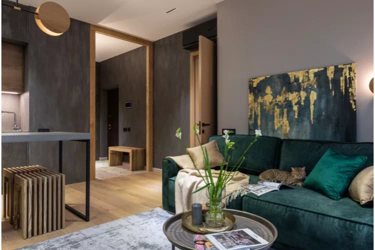 Canapé trois places sombre dans un salon gris