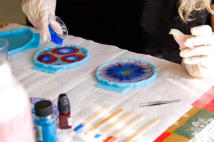 Femme créant une œuvre d'art en résine époxy