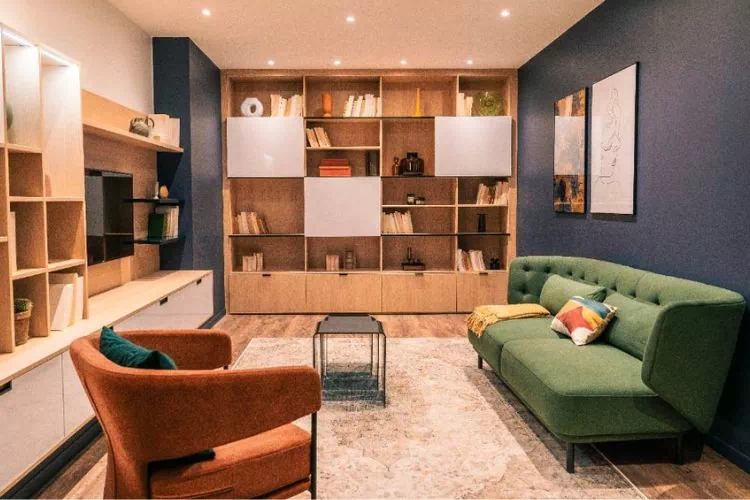 Meuble TV intégré dans des étagères