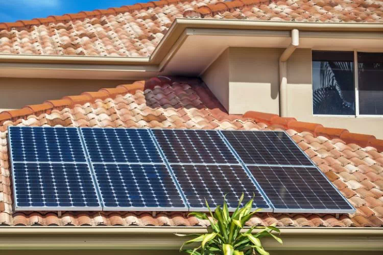 Panneaux solaires sur le toit d'une maison