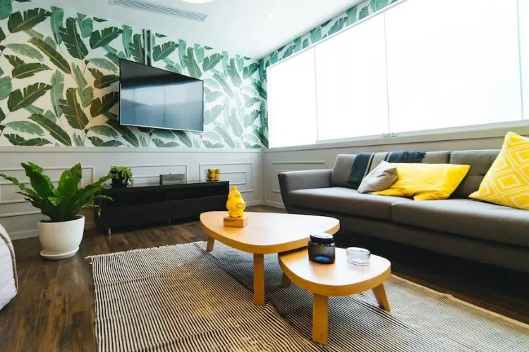 Salon décoré avec un papier peint champêtre