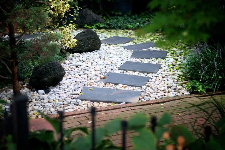 Pas japonais fait d'ardoises sur des graviers