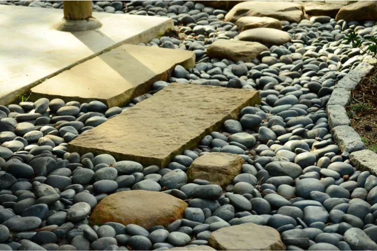 Pas japonais sur un chemin de galets