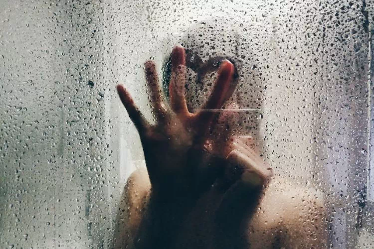 Personne prenant une douche