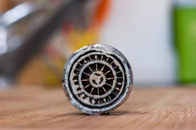 Embout de robinet couvert de tartre