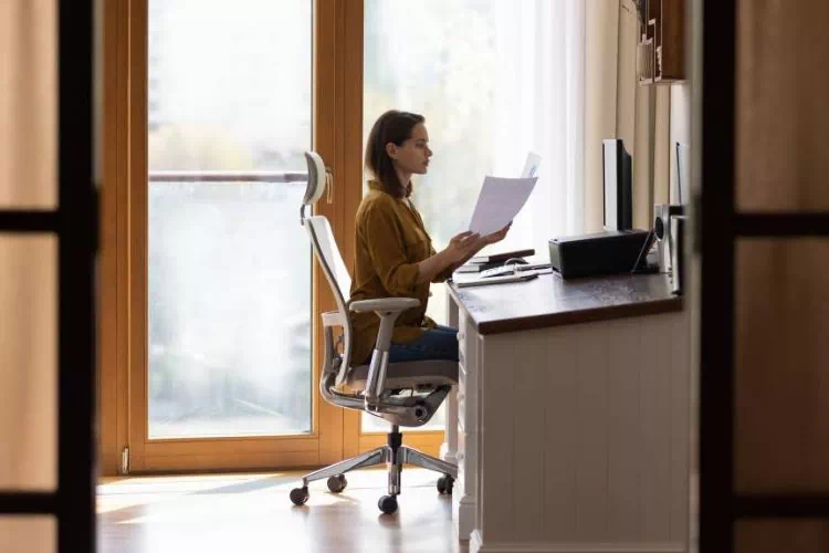 Jeune femme travaillant dans un bureau à la décoration sobre et moderne