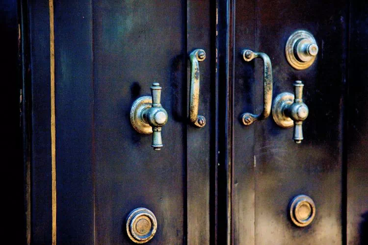 Coffre-fort ancien avec une porte double et une combinaison