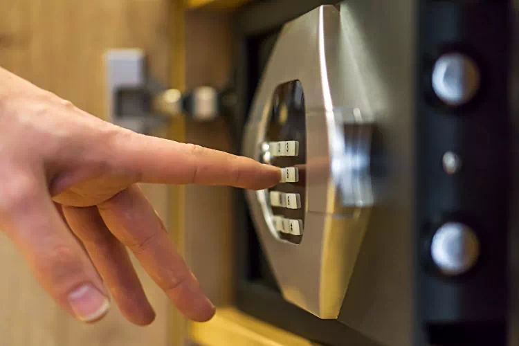 Coffre-fort moderne avec digicode dissimulé dans un mur