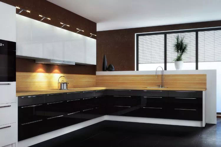 Cuisine avec des meubles très intégrés