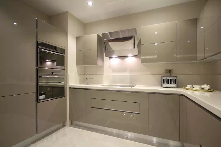 Cuisine moderne avec de nombreux rangements (meubles et colonnes)