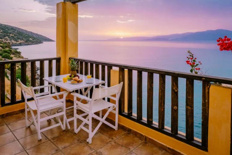 Terrasse avec un garde-corps en bois et une superbe vue sur la mer