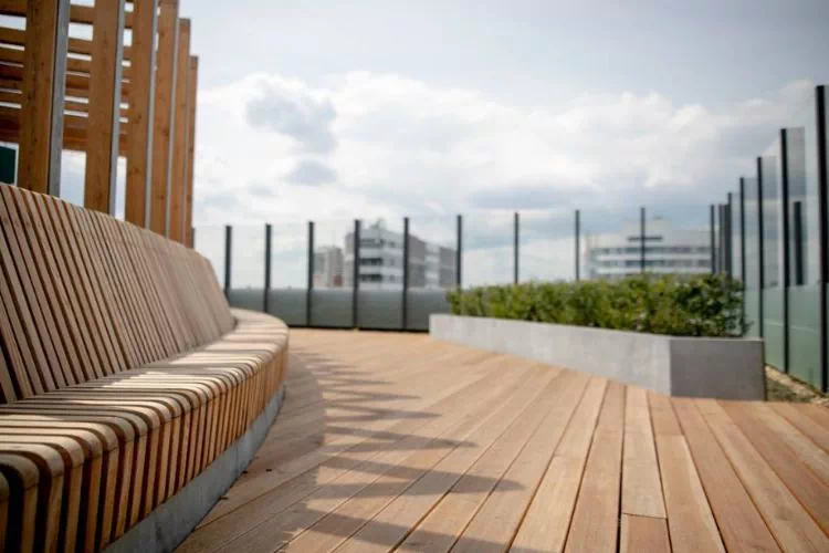 Terrasse sur le toit d'un immeuble avec un garde-corps en verre