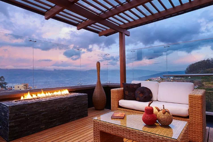 Pergola avec toiture et vitres pour protéger du vent