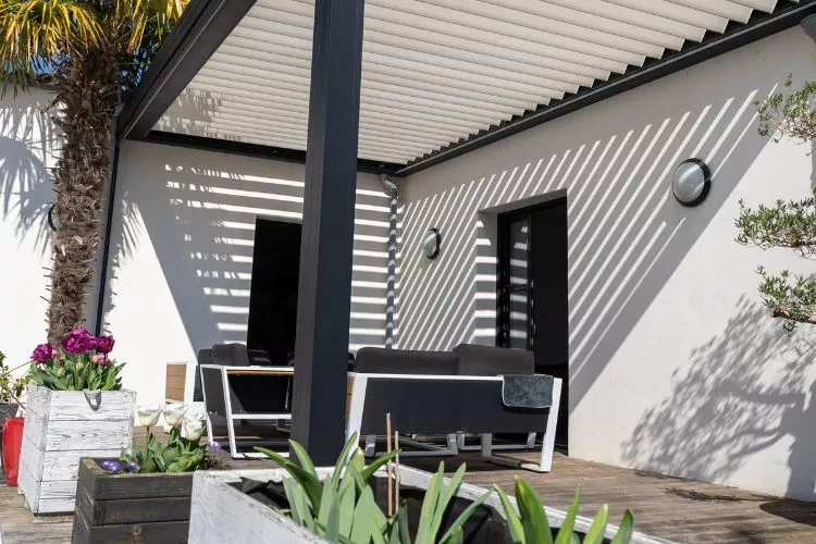 Pergola bordée par des plantes