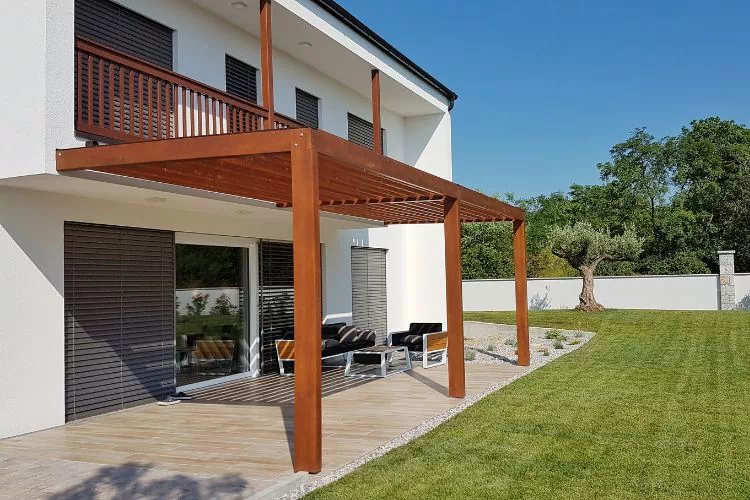 Pergola en bois adossée à une maison