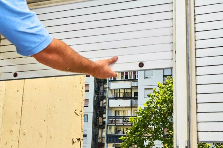 Professionnel débloquant des volets