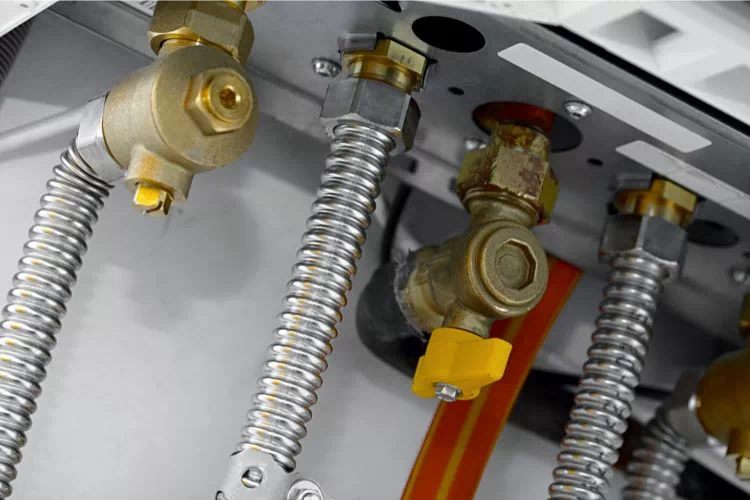 Tuyaux en dessous d'une chaudière