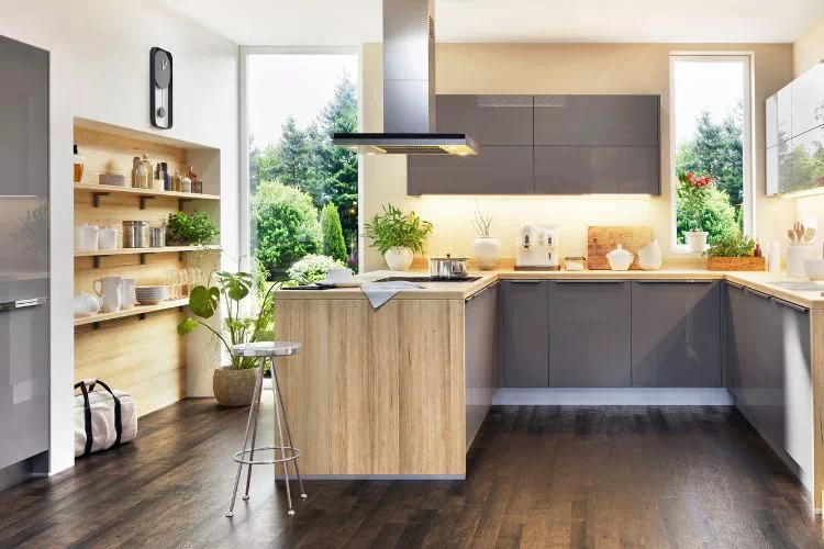 Cuisine moderne avec un sol en grès cérame imitation bois