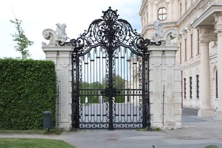 Grand portail en ferronnerie