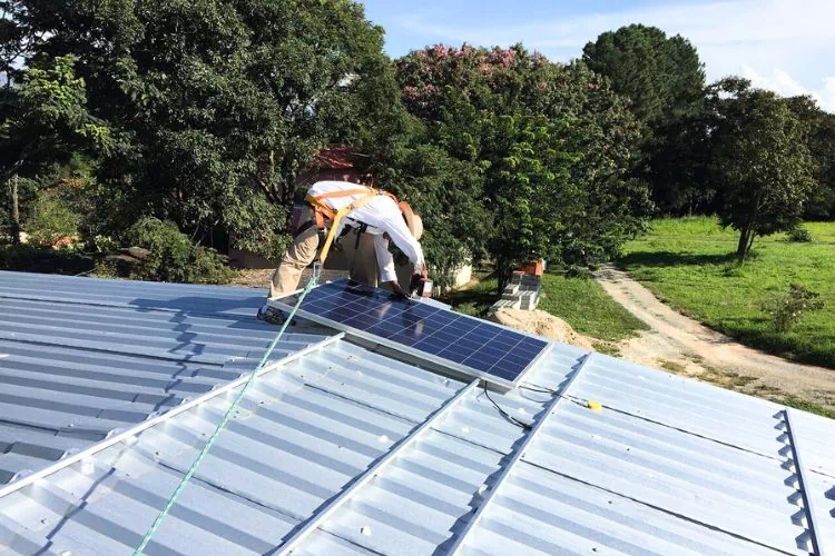 Installation de panneaux solaires sur un toit de maison