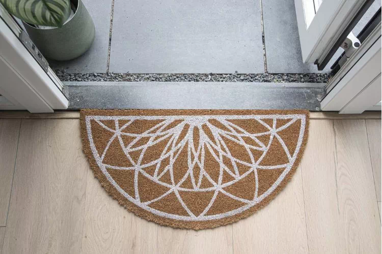 Paillasson synthétique avec des motifs géométriques