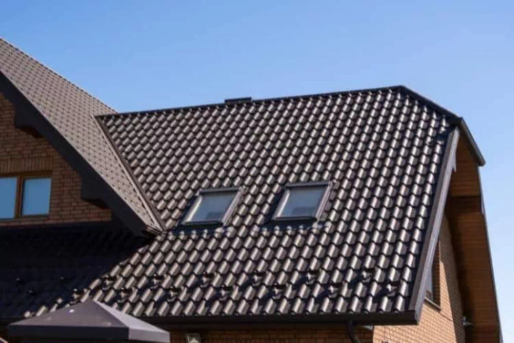 Toit en tuile bien entretenu