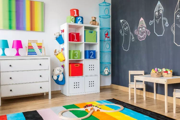 Chambre d'enfant avec une table et des rangements à sa hauteur