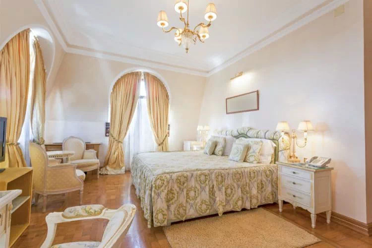 Chambre à coucher de style traditionnel