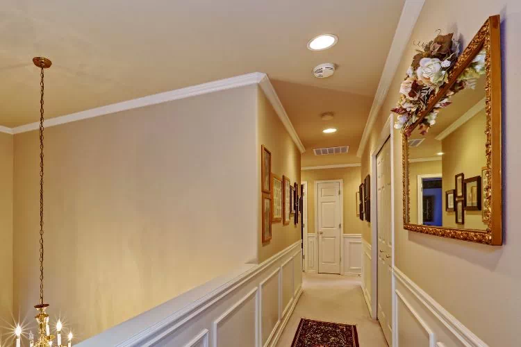 Couloir beige et blanc