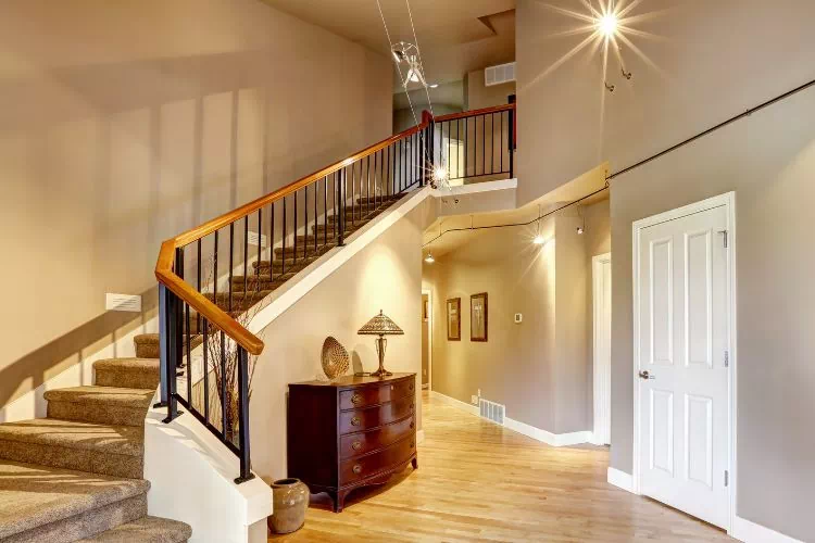 Vaste couloir-cage d'escalier couleur taupe