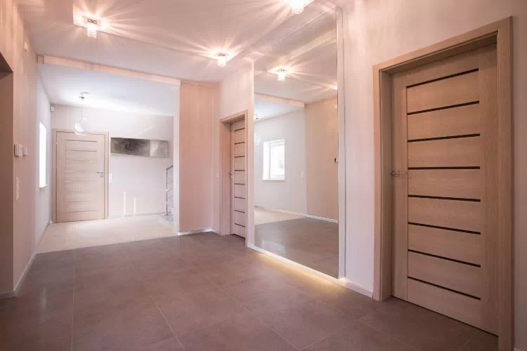 Couloir blanc lumineux