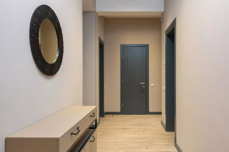 Couloir couleur crème et portes marron