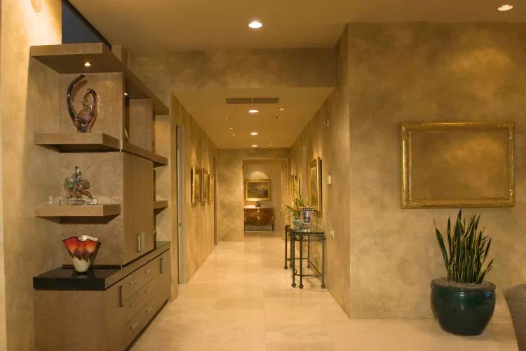 Couloir sans fenêtres brun-jaune