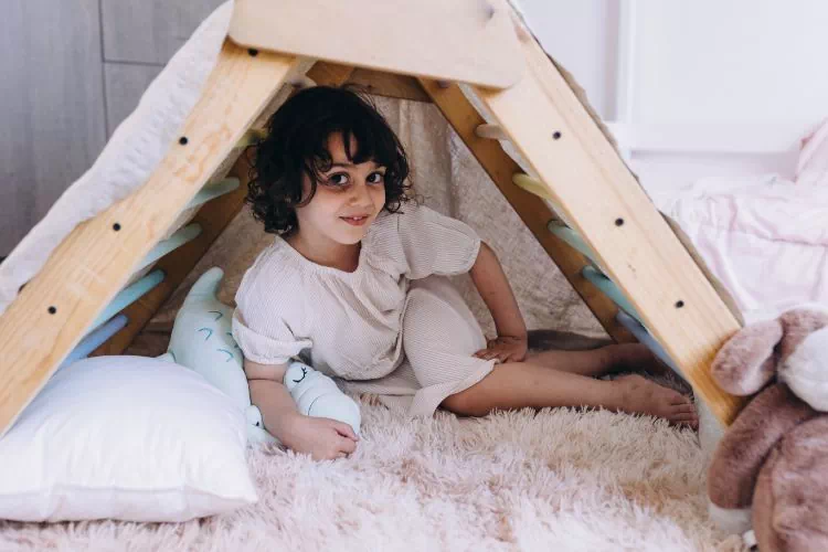 Enfant en train de jouer dans sa chambre